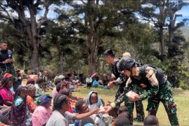 Satuan Tugas Yonif 511/DY dorong pendekatan kemanusiaan di pedalaman Papua
