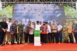 Gubernur Sulsel menyalurkan 5 juta kg benih padi gratis kepada petani