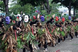 Melihat tari tuping 1.500 pelajar di Lampung Selatan yang sukses raih rekor MURI