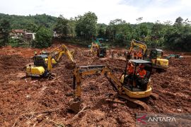 Tim SAR intensifkan pencarian korban longsor Cilacap dengan 21 ekskavator
