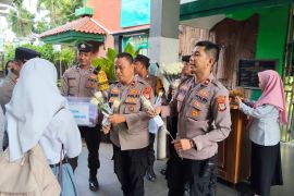 Polisi bagikan mawar dan cokelat kepada pelajar di Kelapa Gading