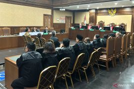 Tiga terdakwa kasus korupsi kredit LPEI dituntut 6--11 tahun penjara