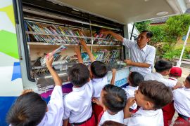 Layanan mobil perpustakaan keliling di Tuban