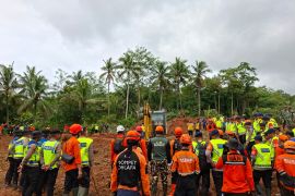 DMC Dompet Dhuafa bantu pencarian korban tanah longsor di Desa Cibeunying Cilacap