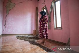 Dampak pergerakan tanah di Kabupaten Bandung Barat