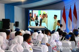 Prabowo ke SMPN 4 Bekasi, luncurkan smartboard untuk sekolah