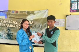 Mahasiswa UBB sosialisasikan pengelolaan penambangan timah ke siswa SMPN 3 Simpang Katis