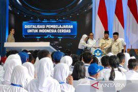 Tak kalah dari Mendikdasmen, Prabowo bacakan pantun soal digitalisasi
