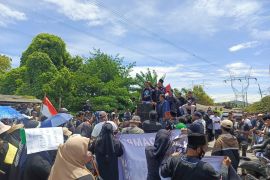 Protes truk tambang, warga blokade Simpang Bojonegara