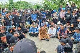 Badan Kesbangpol Banten monitor unjuk rasa warga Bojonegara-Pulau Ampel