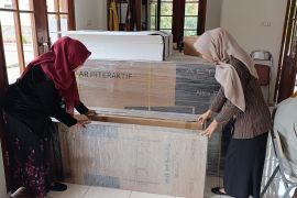 SR Ponorogo terima lima smart board dukungan pemerintah pusat