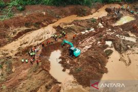 Balai desa dan sekolah jadi lokasi pengungsian utama longsor Cilacap
