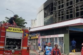 BP dan Pemkot Batam padamkan kebakaran enam ruko