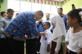 Pemkot dan swasta bagikan seragam sekolah gratis untuk siswa SD di Makassar