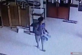 Pria tak dikenal curi kotak amal mushalla berisi Rp10 juta