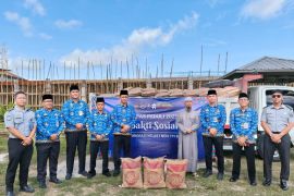 Imigrasi Serang salurkan 200 sak semen untuk Ponpes Baitul Qur'an Kramatwatu