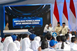 Presiden Prabowo membacakan dua pantun soal digitalisasi di SMPN 4 Kota Bekasi