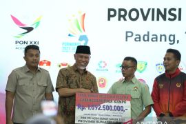 Gubernur serahkan bonus Rp9 miliar bagi atlet Sumbar berprestasi