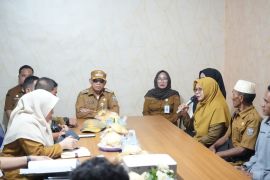 Bupati dialog dengan terkait pembangunan embung air terjun Seratak