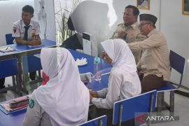 Prabowo: 75 persen sekolah di Indonesia telah terima smartboard