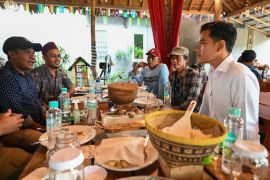 Gibran santap siang bersama nelayan Kampoeng Koneng, serap aspirasi