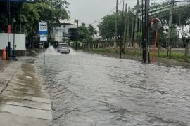 Transjakarta alihkan rute bus dan Mikrotrans akibat banjir di beberapa ruas jalan pada Selasa sore