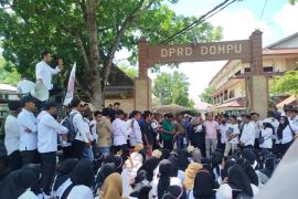 Ratusan honorer non-database di Dompu gelar aksi tolak kebijakan dirumahkan