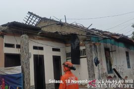 Puluhan rumah rusak diterjang angin kencang di Kabupaten Bogor