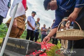Tabur bunga untuk nakes korban COVID-19 sebagai penghormatan negara