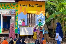 Badariah dan perahu baca yang menyalakan literasi di Tanjung Saleh