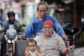 Lansia 65 tahun akui gembira terbantu becak listrik dari Presiden