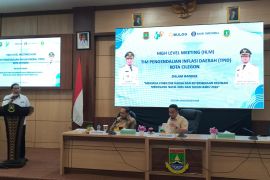 Walikota Cilegon beri penghargaan PT ABM atas peran pengendalian inflasi.