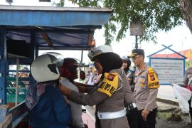 Polres Dumai kampanyekan kesadaran lalulintas dan bagikan helm gratis dalam Operasi Zebra