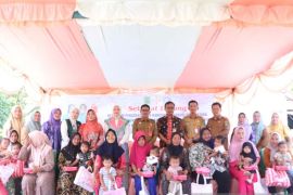 PKK Paluta beri makanan tambahan puluhan balita berisiko stunting di Pagaran Tonga