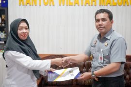 Kemenkum Malut Serahkan Sertifikat Merek Terdaftar