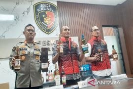 Polda Kalsel bongkar "home industri" miras ilegal tiru merk ternama