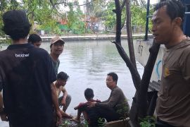Bhabinkamtibmas selamatkan seorang remaja terseret arus sungai di Koja