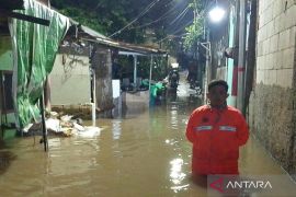 Kali Ciliwung meluap, banjir rendam 15 RT di Jakarta Timur