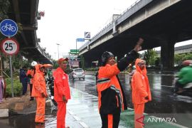 SDA Jaktim dan PPSU gerak cepat tangani banjir di Jalan DI Panjaitan