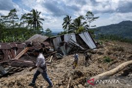 Tanah longsor di Banjarnegara, 48 rumah hilang dan 26 warga masih dalam pencarian