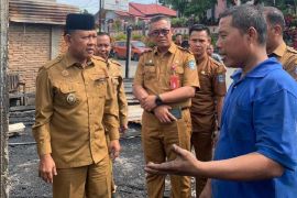Wabup H A Khafid jenguk dan berikan santunan kepada keluarga korban kebakaran