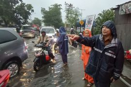 Pemkot Surabaya gempur perbaiki titik rawan banjir jelang puncak musim hujan