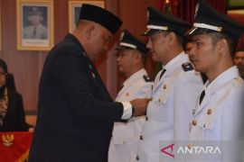Bupati Bogor lantik empat kades PAW, tekankan kepemimpinan responsif