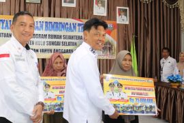 Keluarga di Daha terima dana bantuan PRS untuk 67 rumah