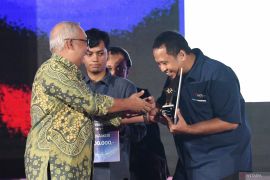 Aditya Pradana dan Muhammad Zulfikar, pewarta foto ANTARA sabet penghargaan Komdigi 2025