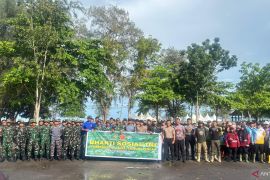 Kodim 0414/Belitung gelar Karya Bakti bersihkan pantai Tanjungpendam