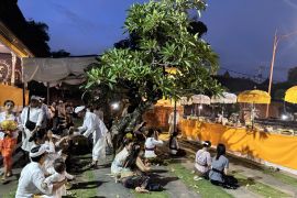 Umat Hindu ramaikan Pura Jagatnatha hingga malam saat Galungan