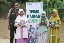 Ratusan mushaf Al-Quran disalurkan untuk santri di Pamekasan