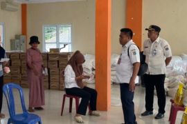 Ratusan warga Pulau Panggang-Jakarta menerima bantuan pangan