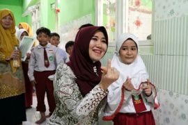 Serahkan bantuan PIP, Senator Lia Istifhama disambut hangat para siswa SD Bustanul Huda Surabaya